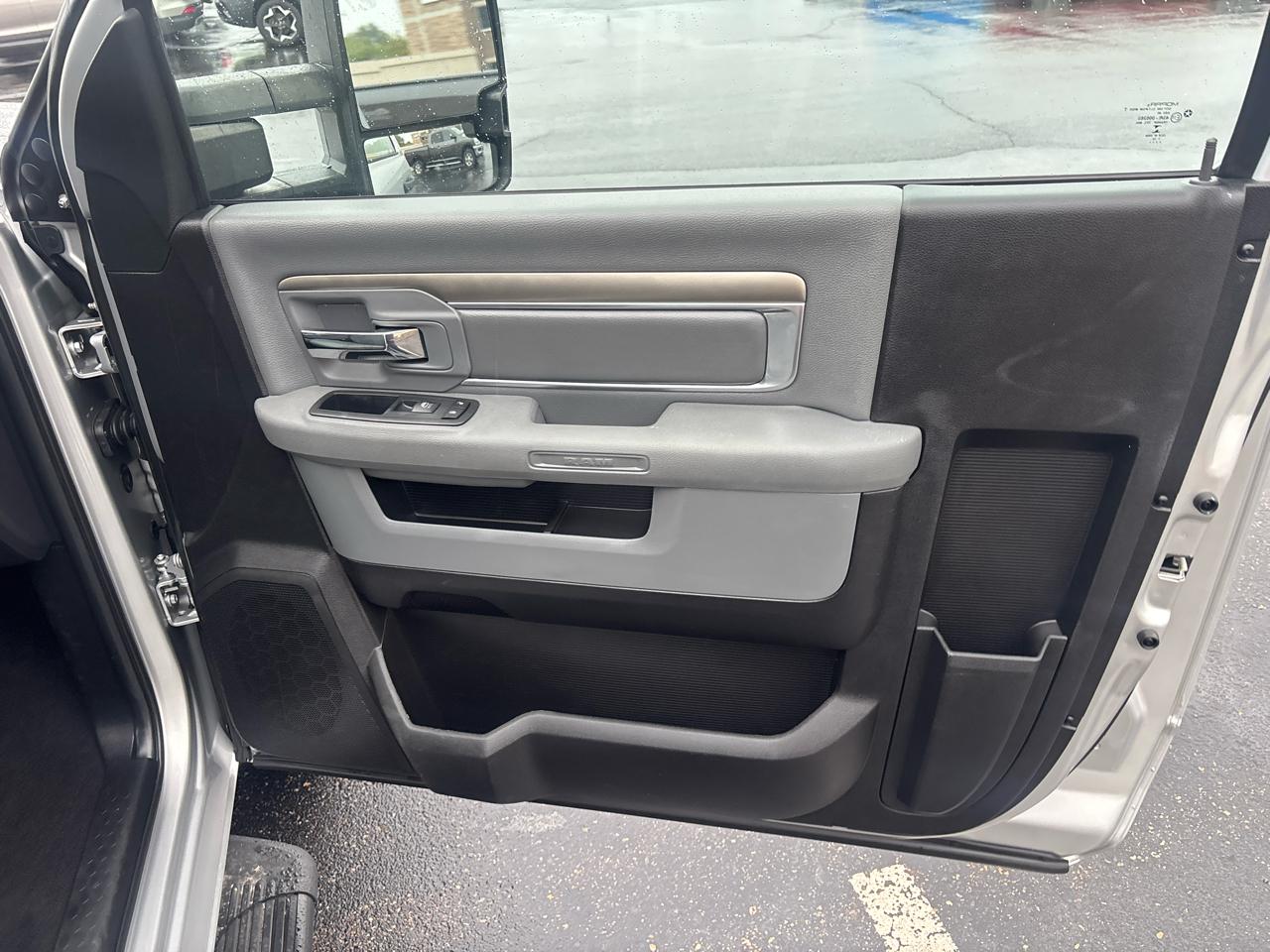 RAM 1500 Tradesman 4x4 Regular Cab 8' Box 2017