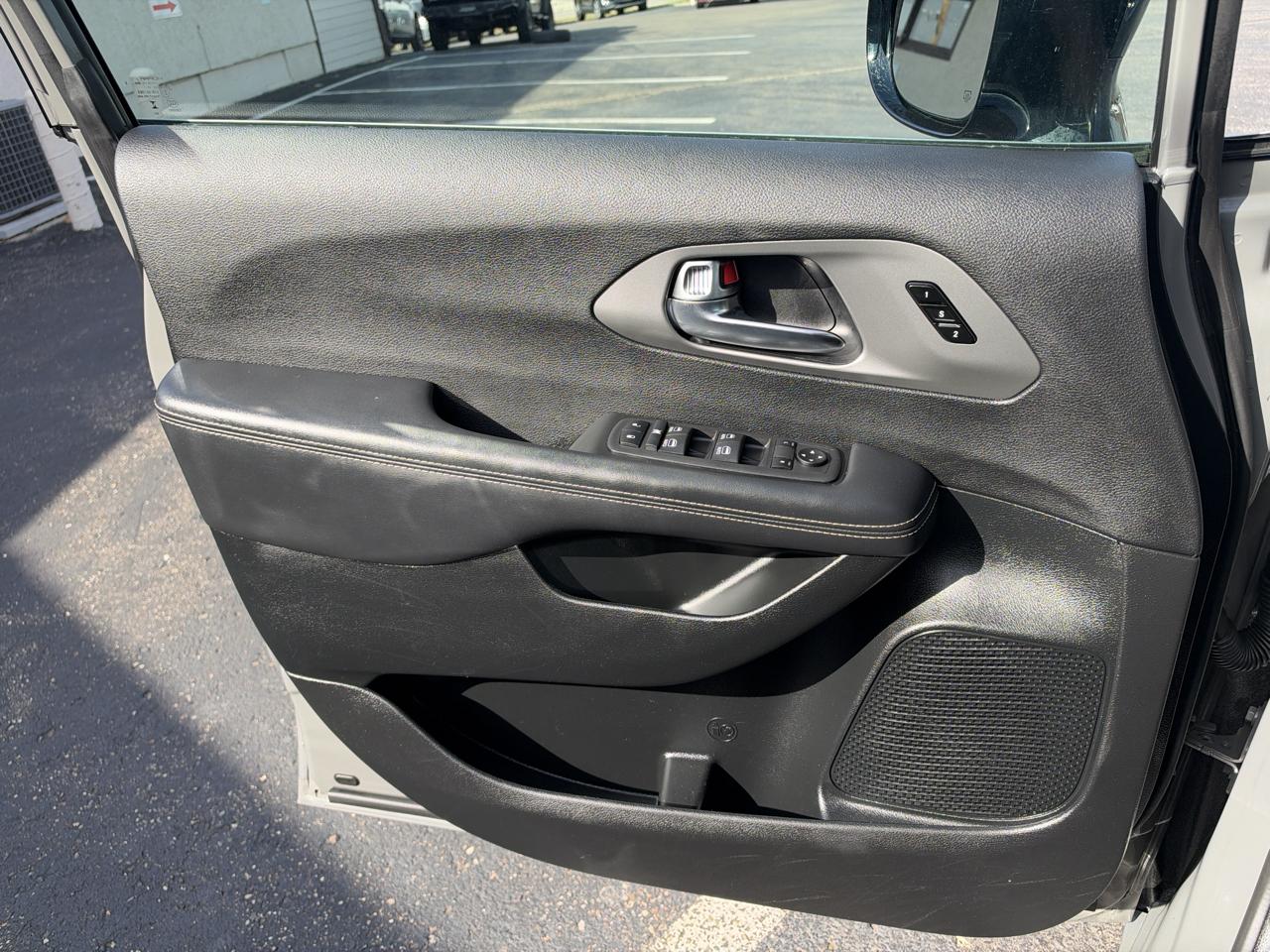 Chrysler Pacifica Select FWD 2025