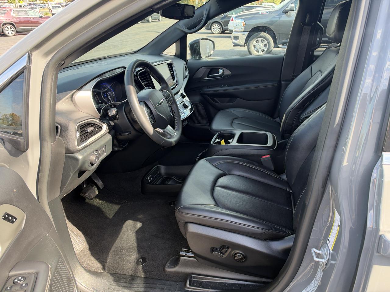 Chrysler Pacifica Select FWD 2025