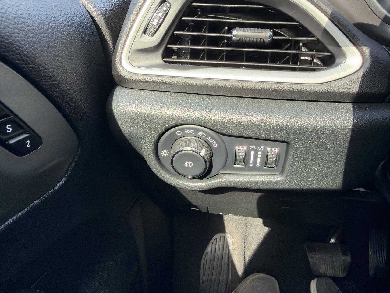 Chrysler Pacifica Select FWD 2025