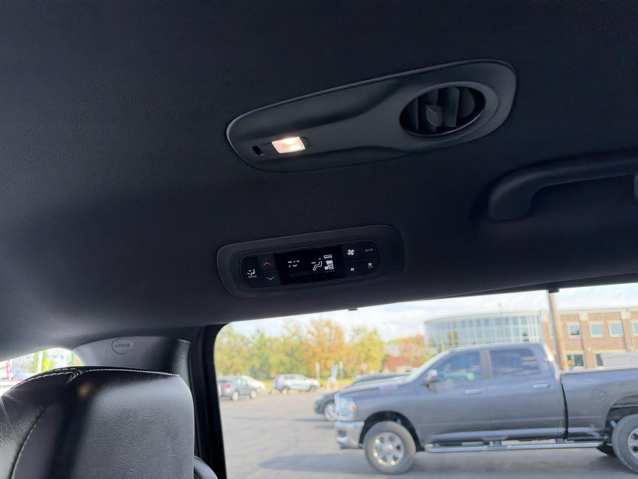 Chrysler Pacifica Select FWD 2025