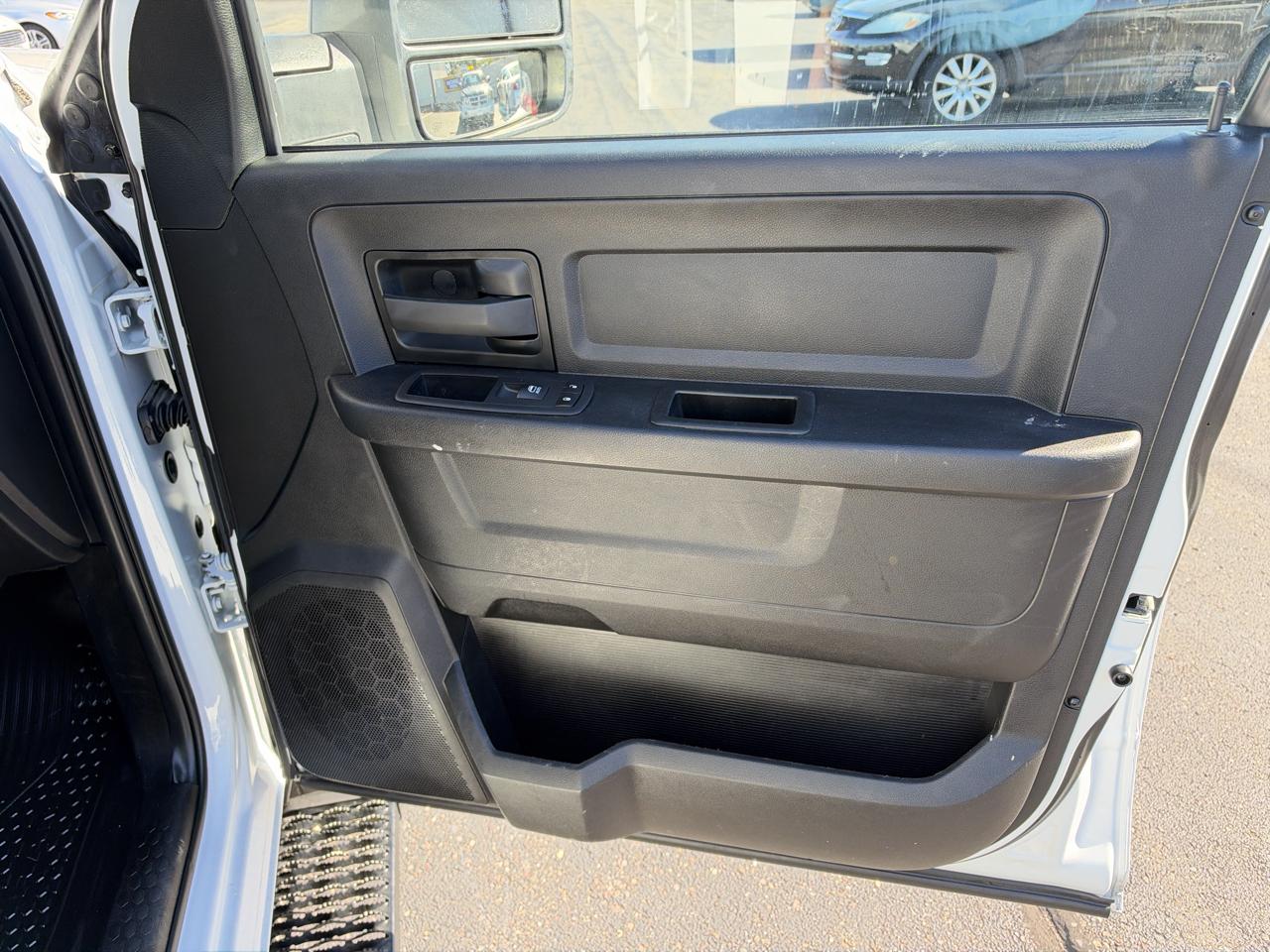 RAM 3500 Tradesman 4x4 Crew Cab 8' Box 2023