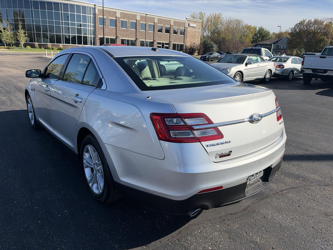 Ford Taurus SE FWD 2018