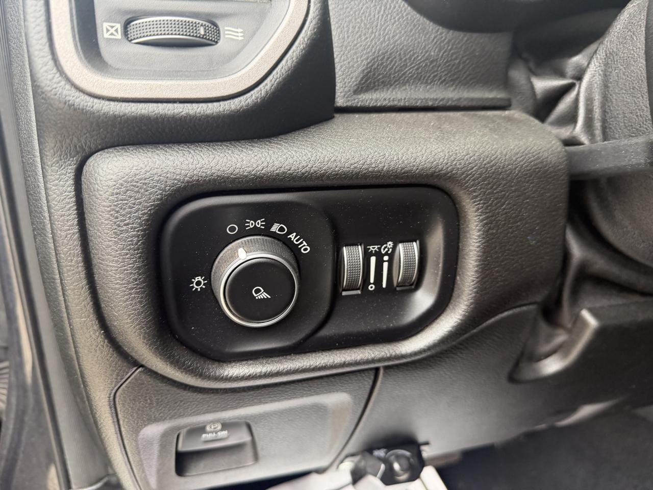 RAM 1500 Tradesman Crew Cab SB 4WD 2019