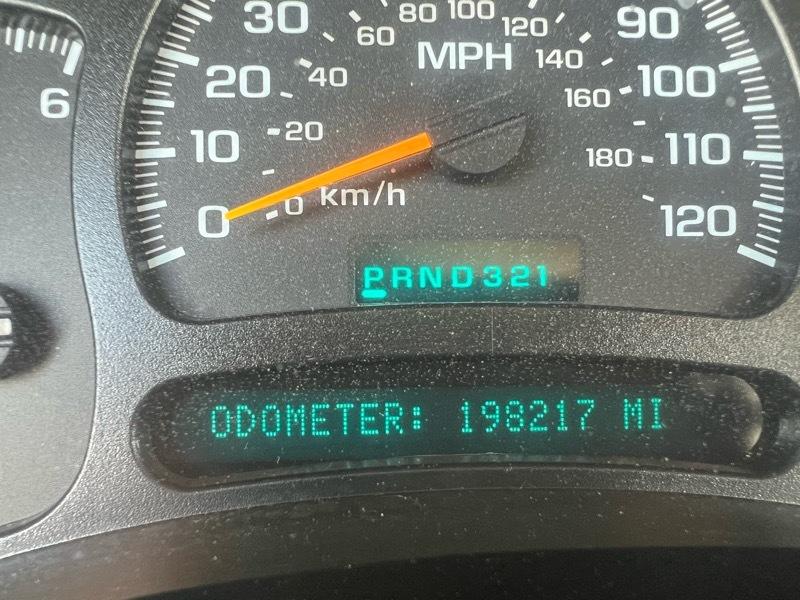 Chevrolet Suburban 1500 LT 4D SUV RWD 2005