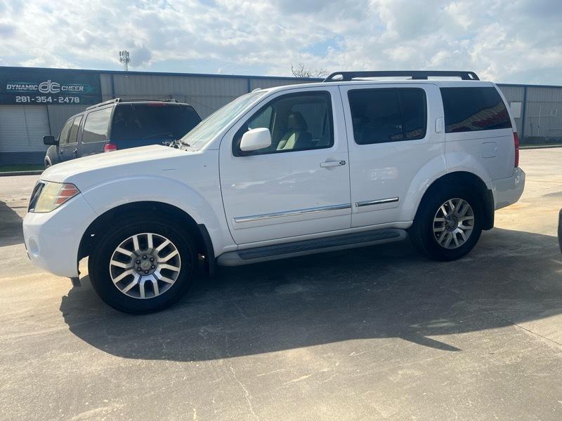 Nissan Pathfinder LE 2WD 2010