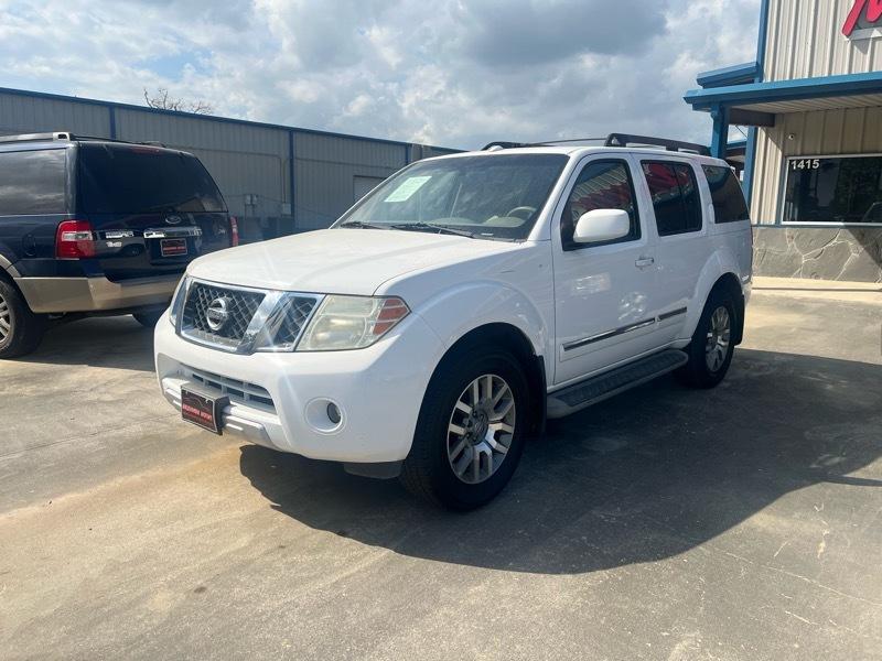 Nissan Pathfinder LE 2WD 2010
