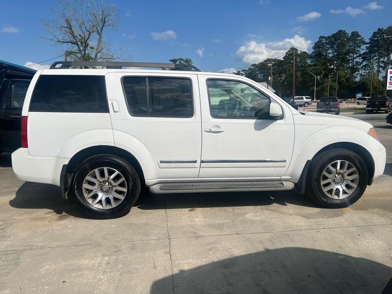 Nissan Pathfinder LE 2WD 2010