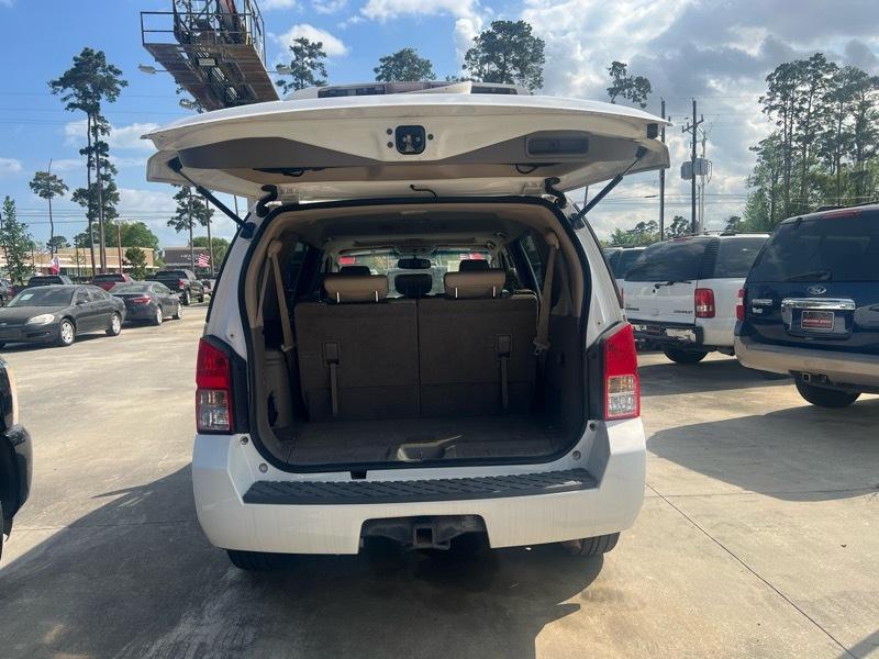 Nissan Pathfinder LE 2WD 2010