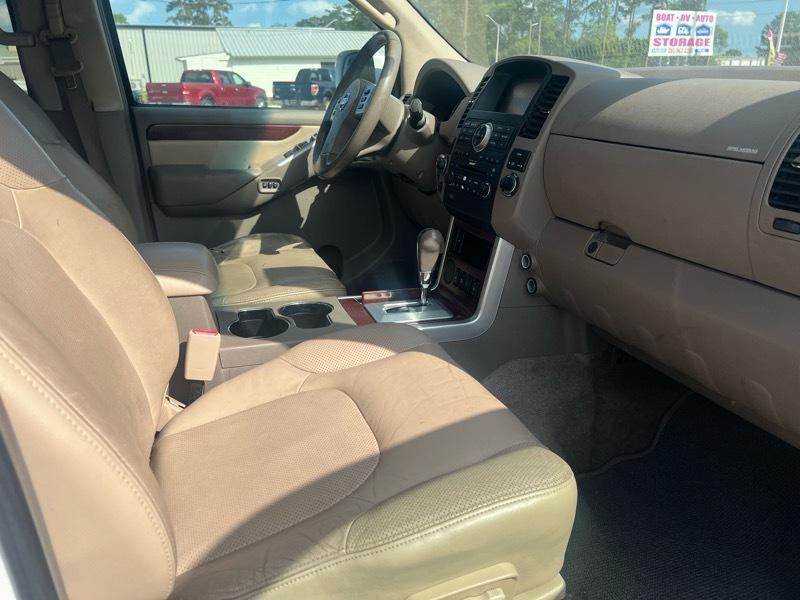 Nissan Pathfinder LE 2WD 2010