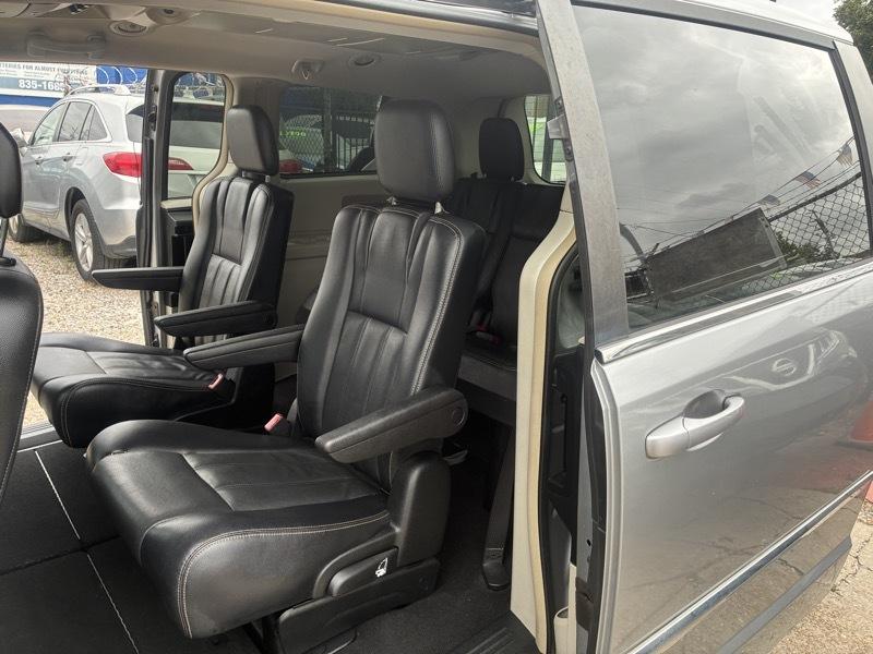 Chrysler Town & Country Touring 2013
