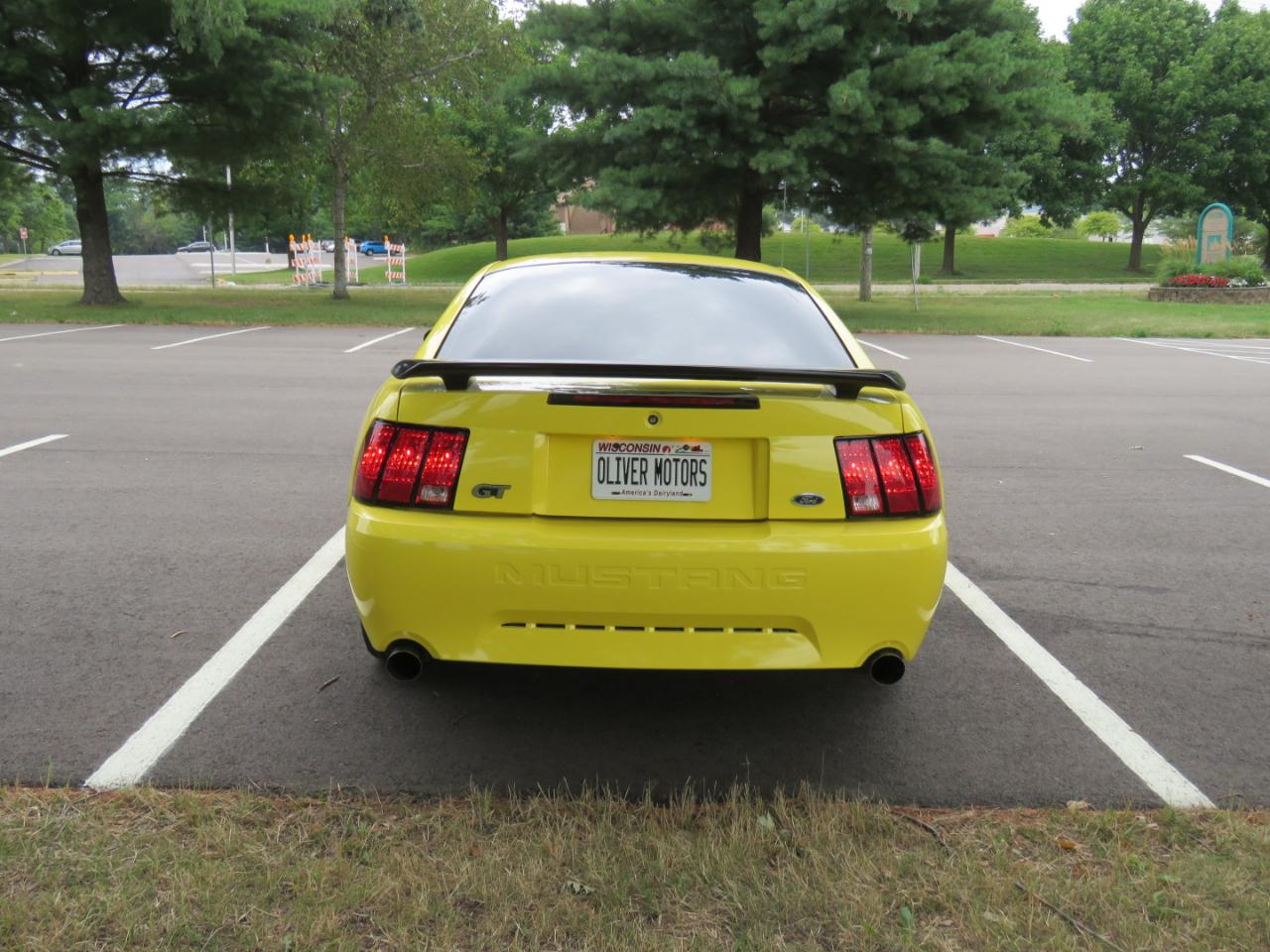 Ford Mustang GT Deluxe Coupe 2003