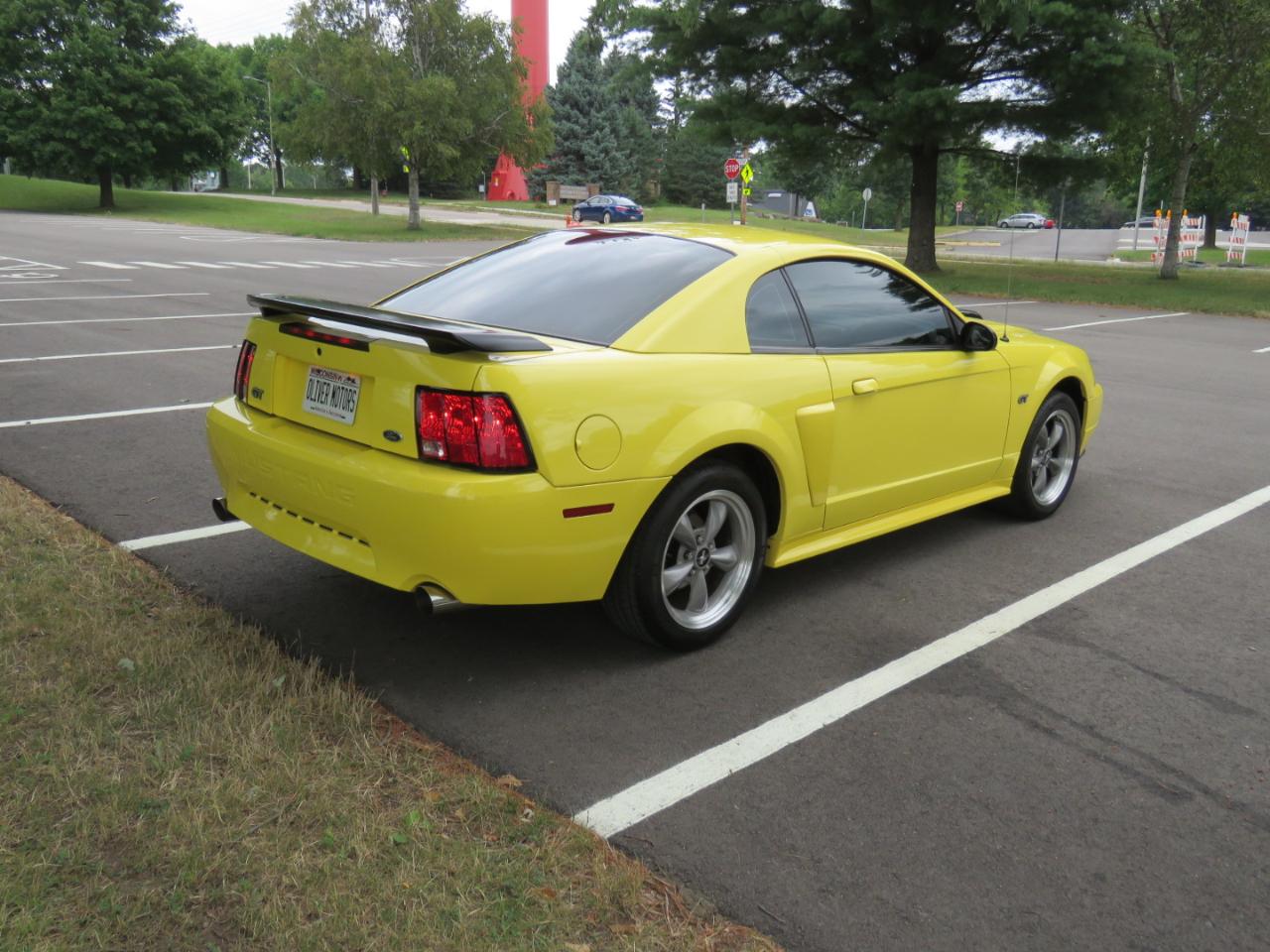 Ford Mustang GT Deluxe Coupe 2003