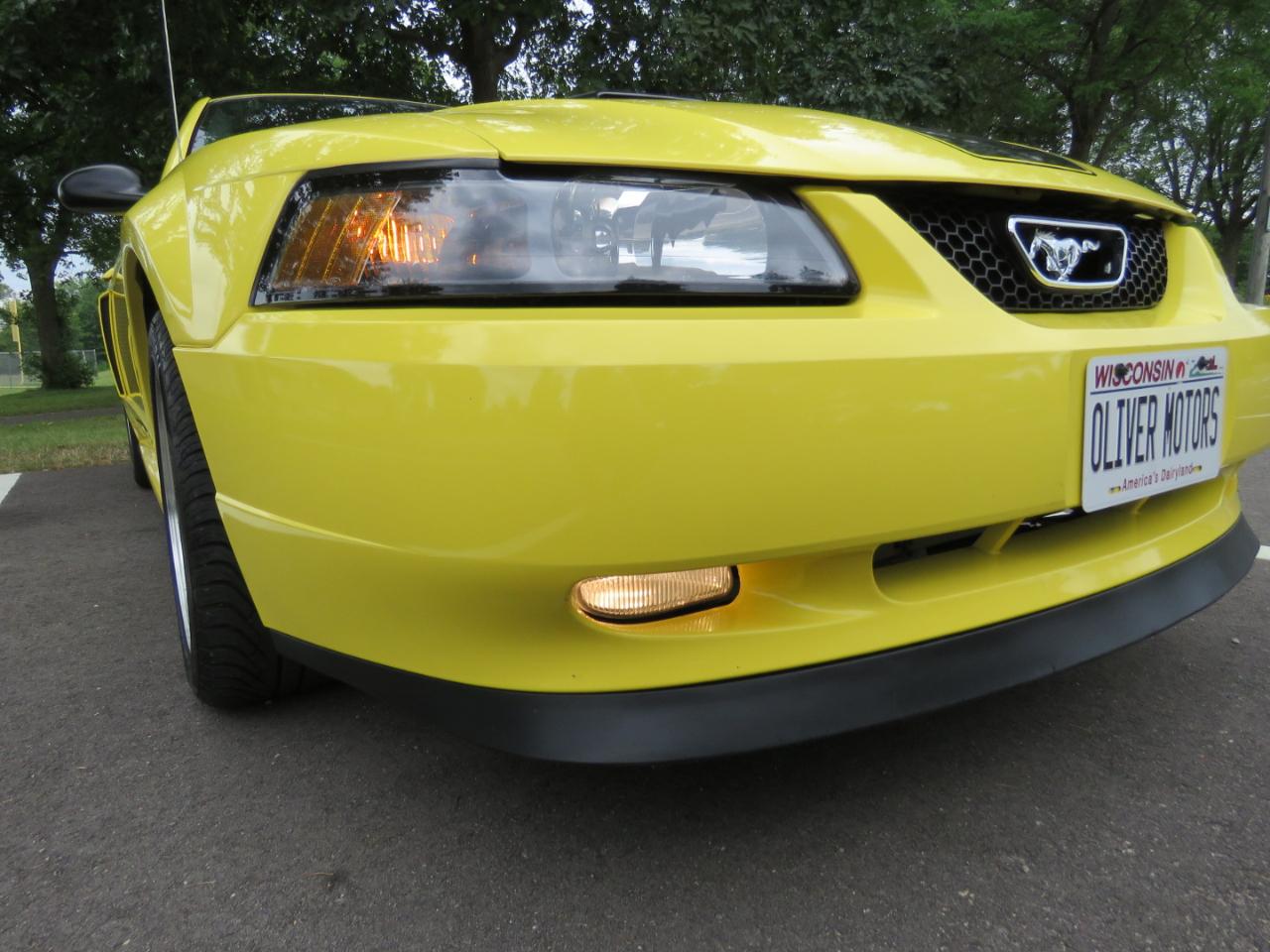 Ford Mustang GT Deluxe Coupe 2003