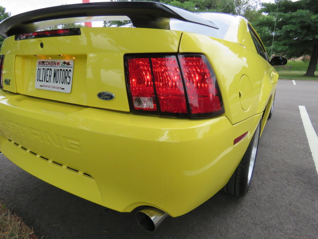 Ford Mustang GT Deluxe Coupe 2003