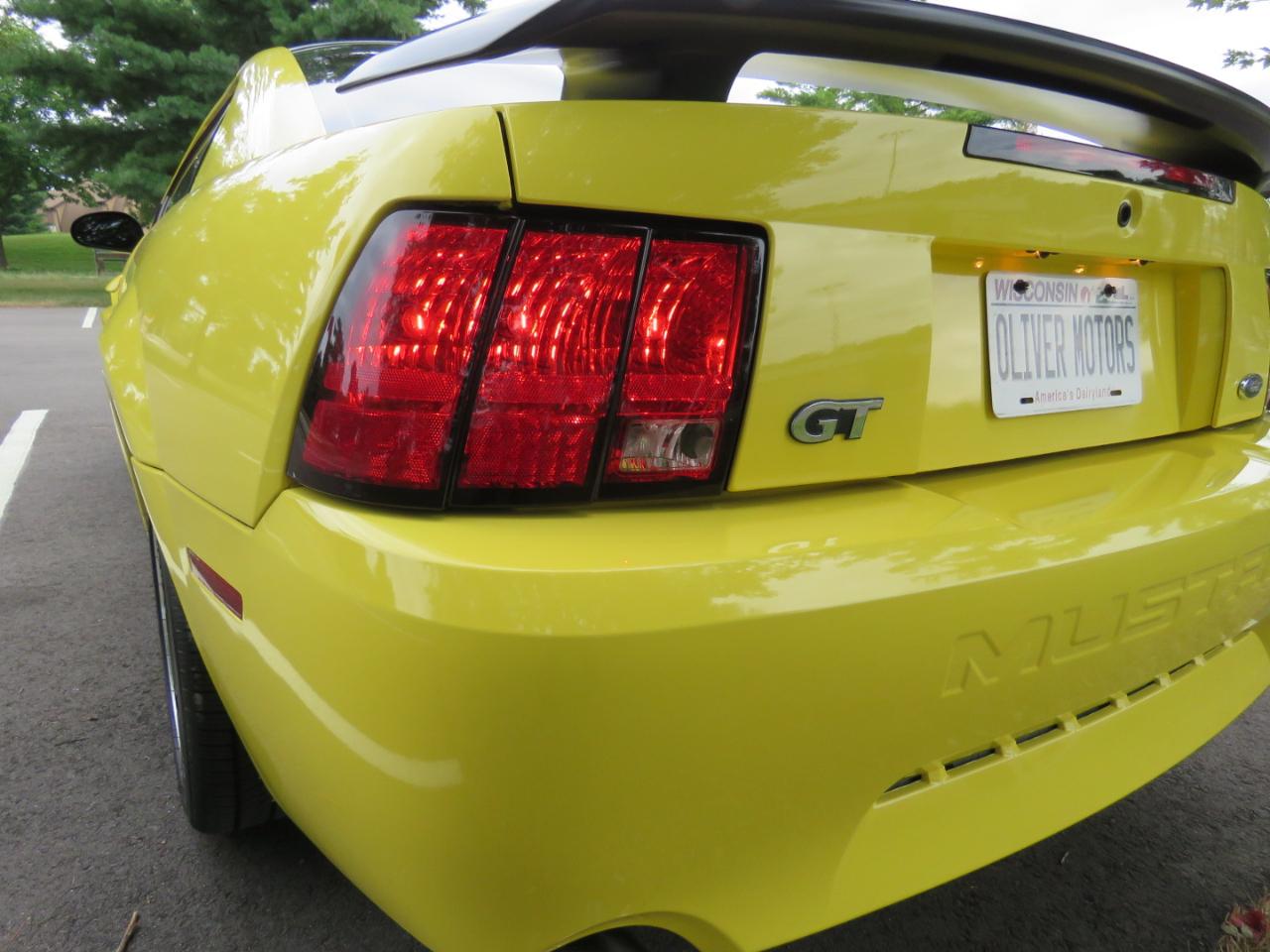 Ford Mustang GT Deluxe Coupe 2003
