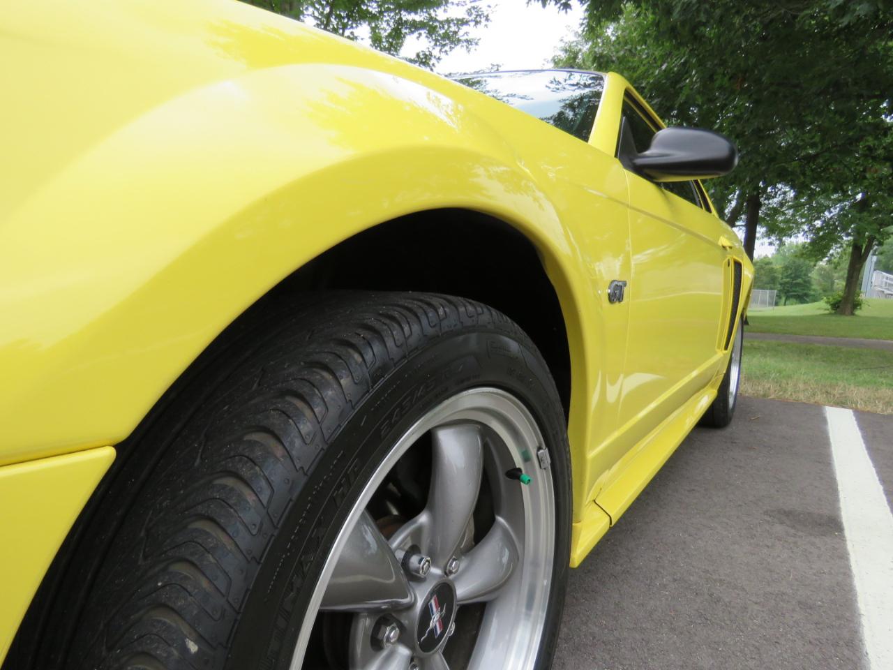 Ford Mustang GT Deluxe Coupe 2003
