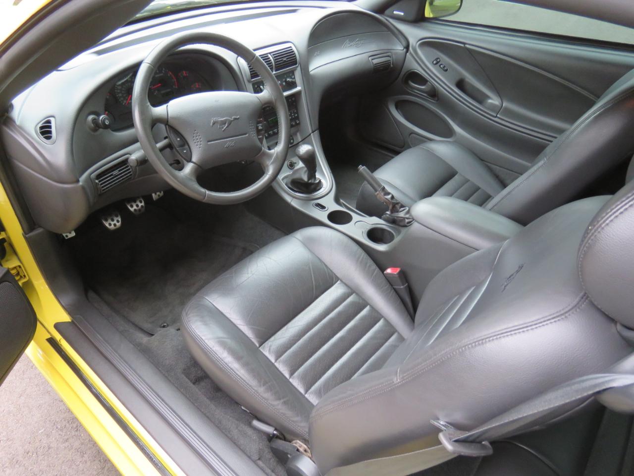 Ford Mustang GT Deluxe Coupe 2003
