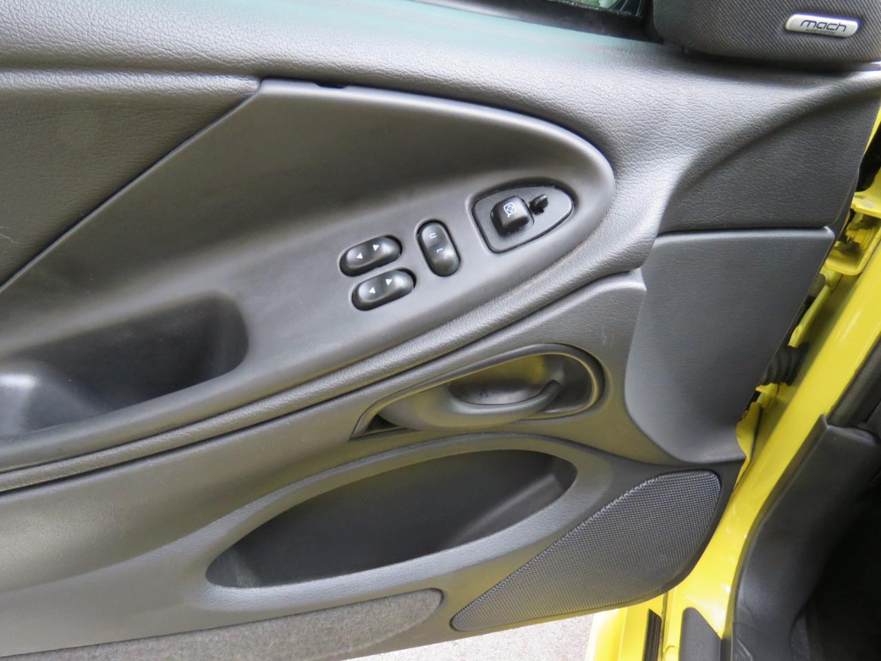 Ford Mustang GT Deluxe Coupe 2003