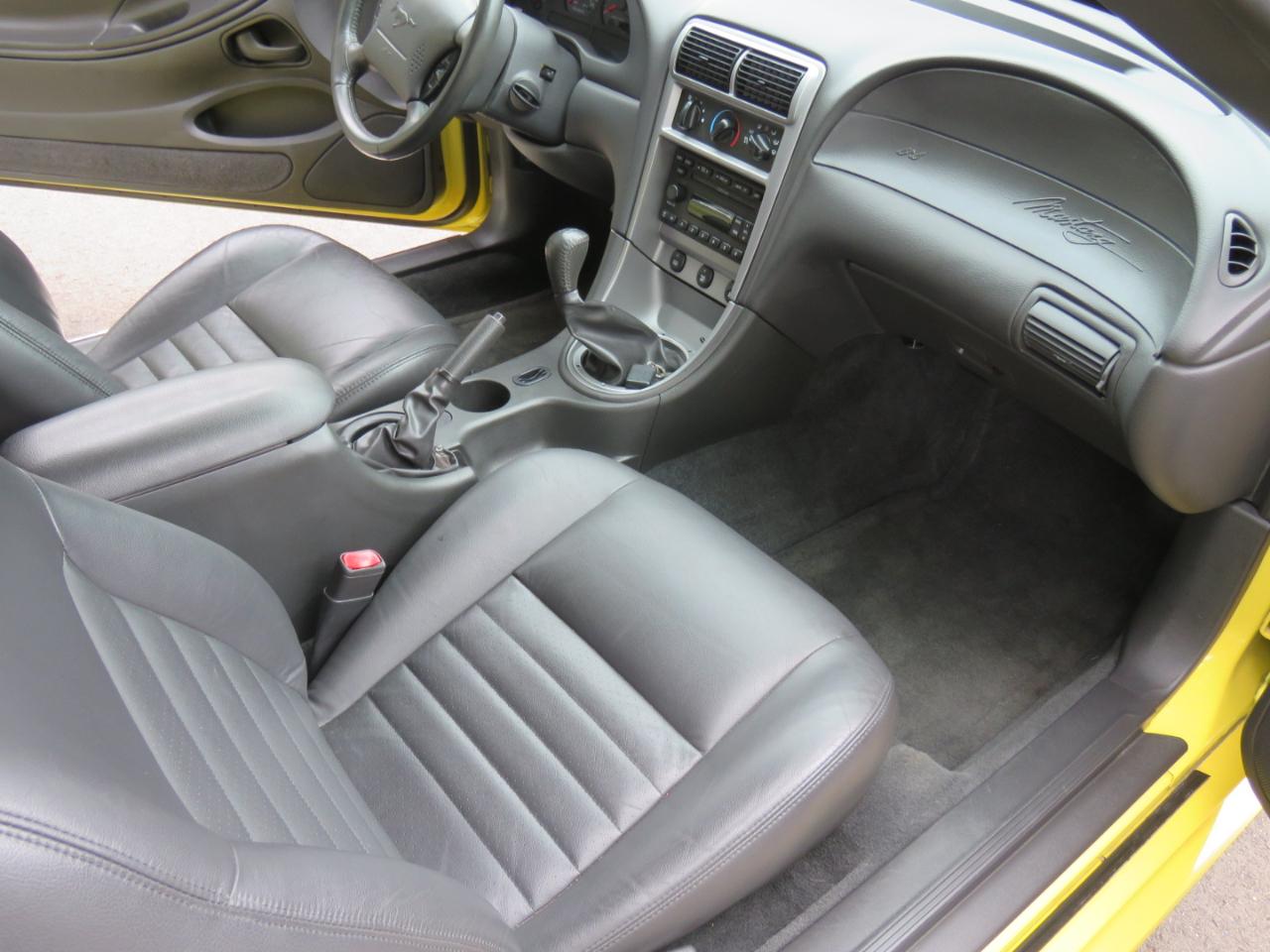 Ford Mustang GT Deluxe Coupe 2003
