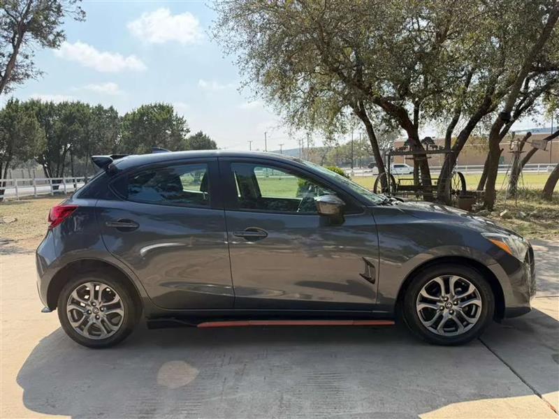 Toyota Yaris LE Hatchback 2020