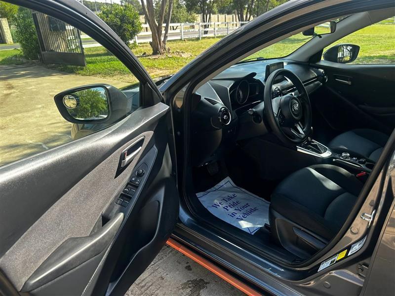 Toyota Yaris LE Hatchback 2020