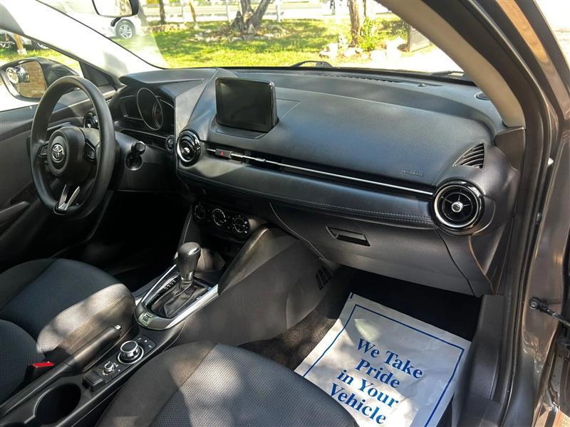 Toyota Yaris LE Hatchback 2020