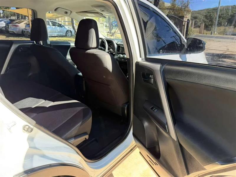 Toyota RAV4 LE FWD 2016