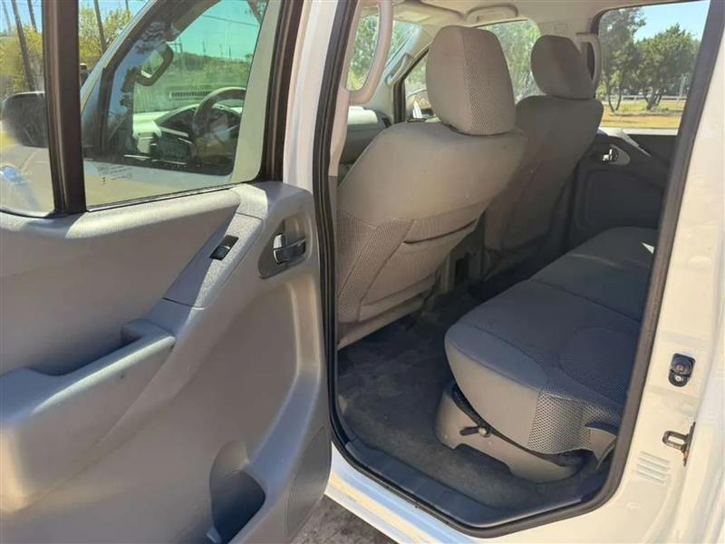 Nissan Frontier SV Crew Cab V6 2015