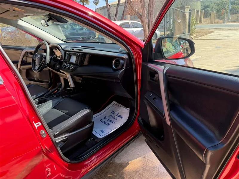 Toyota RAV4 LE FWD 2017