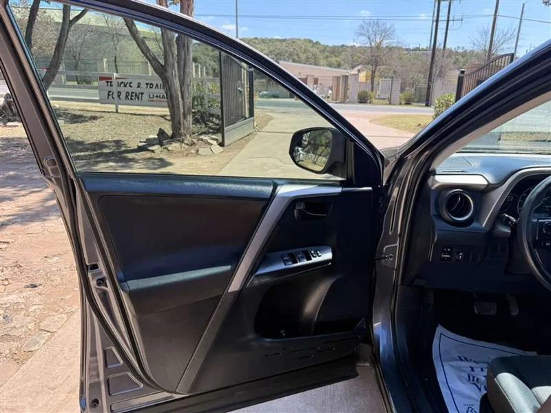 Toyota RAV4 LE FWD 2016