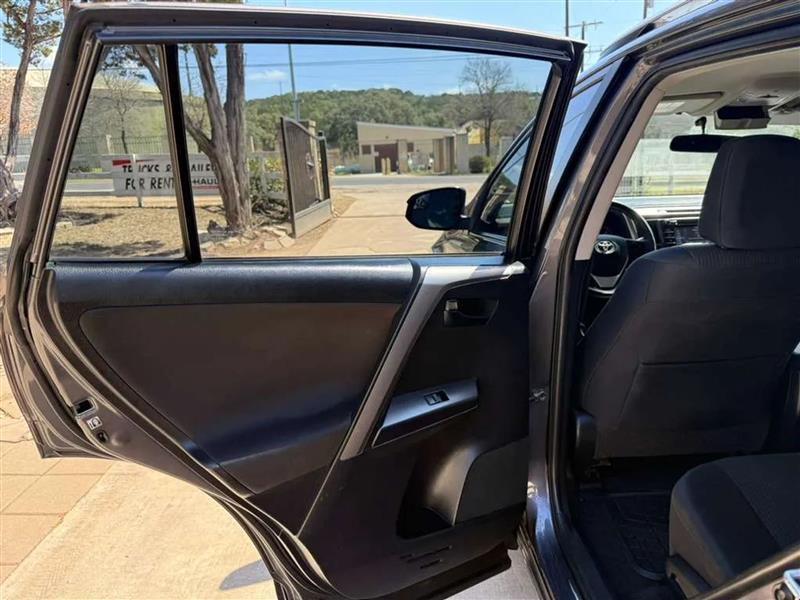 Toyota RAV4 LE FWD 2016