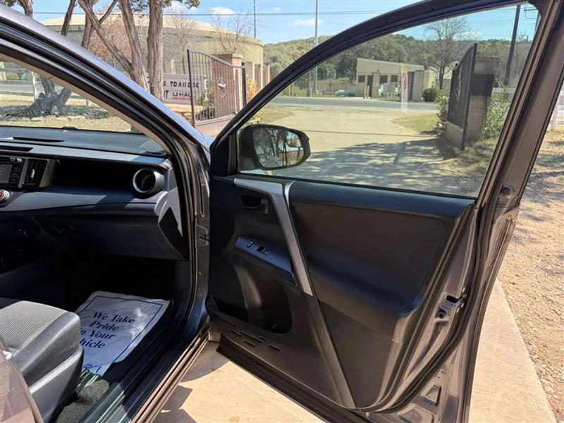 Toyota RAV4 LE FWD 2016