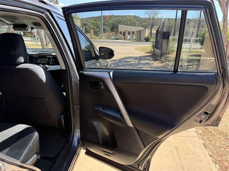 Toyota RAV4 LE FWD 2016