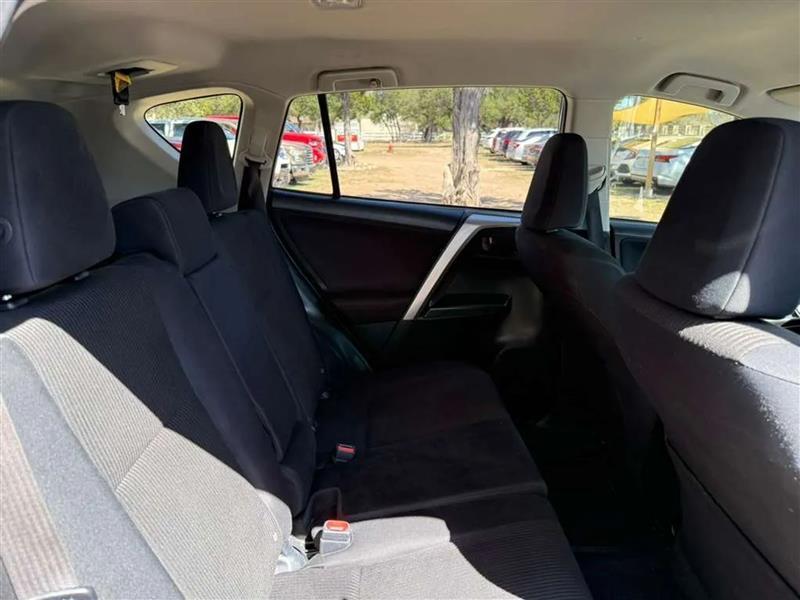 Toyota RAV4 LE FWD 2016