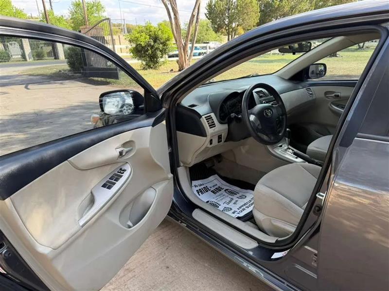 Toyota Corolla LE 4-Speed AT 2011