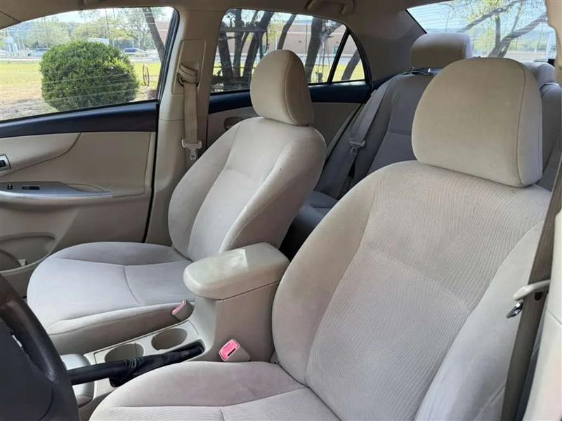 Toyota Corolla LE 4-Speed AT 2011