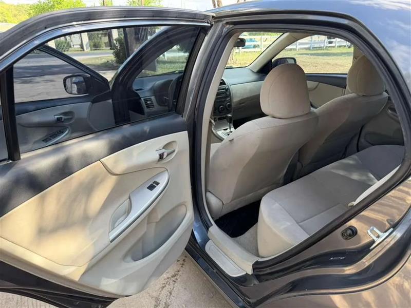 Toyota Corolla LE 4-Speed AT 2011