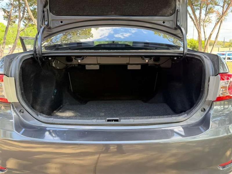 Toyota Corolla LE 4-Speed AT 2011