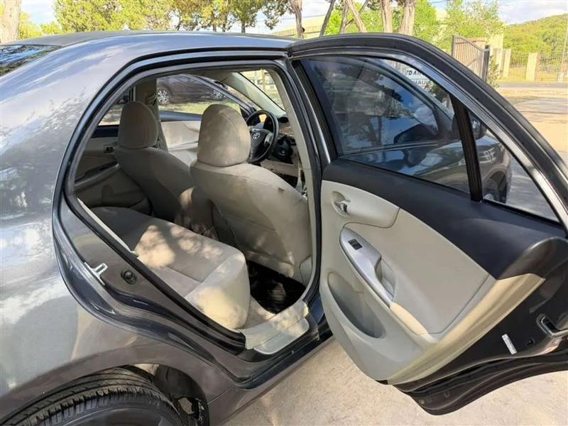 Toyota Corolla LE 4-Speed AT 2011