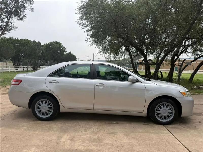 Toyota Camry LE 6-Spd AT 2011