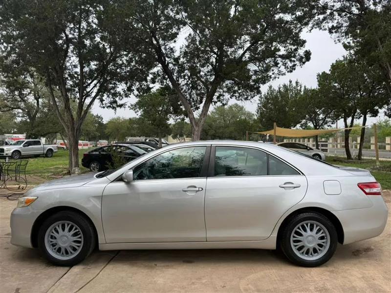 Toyota Camry LE 6-Spd AT 2011