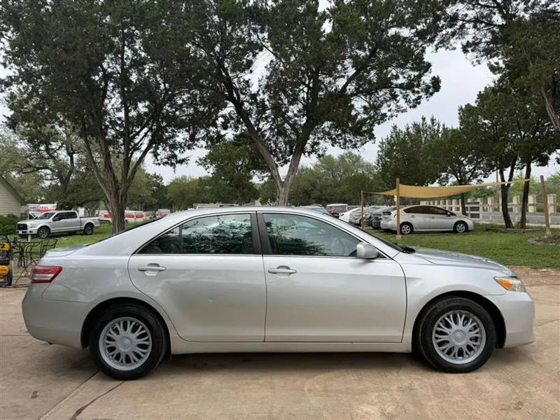 Toyota Camry LE 6-Spd AT 2011