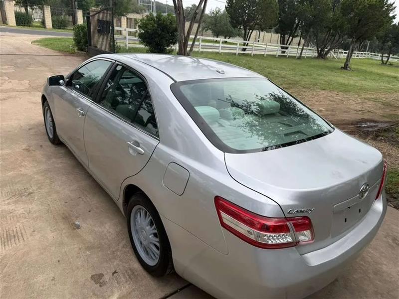 Toyota Camry LE 6-Spd AT 2011