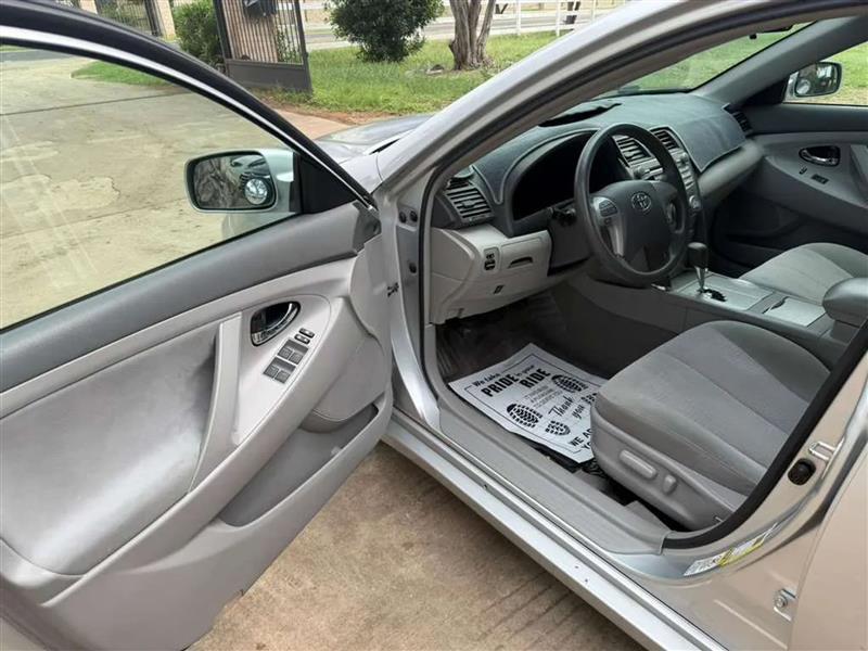 Toyota Camry LE 6-Spd AT 2011