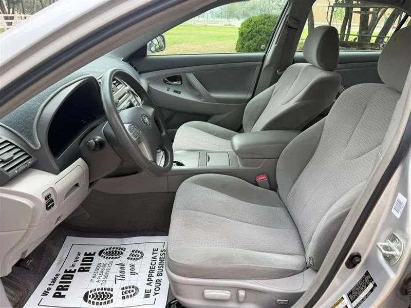 Toyota Camry LE 6-Spd AT 2011