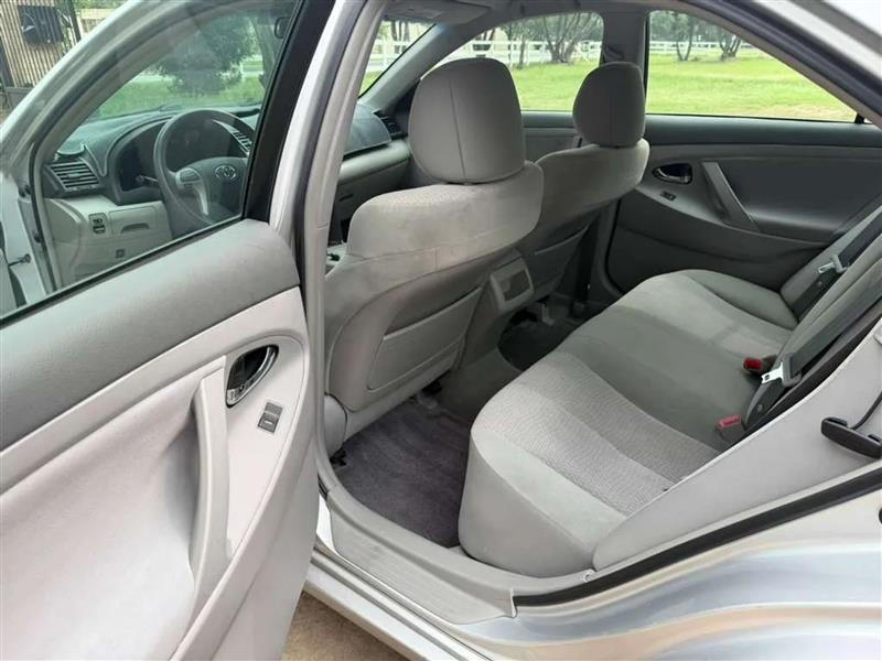 Toyota Camry LE 6-Spd AT 2011