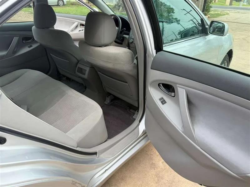 Toyota Camry LE 6-Spd AT 2011