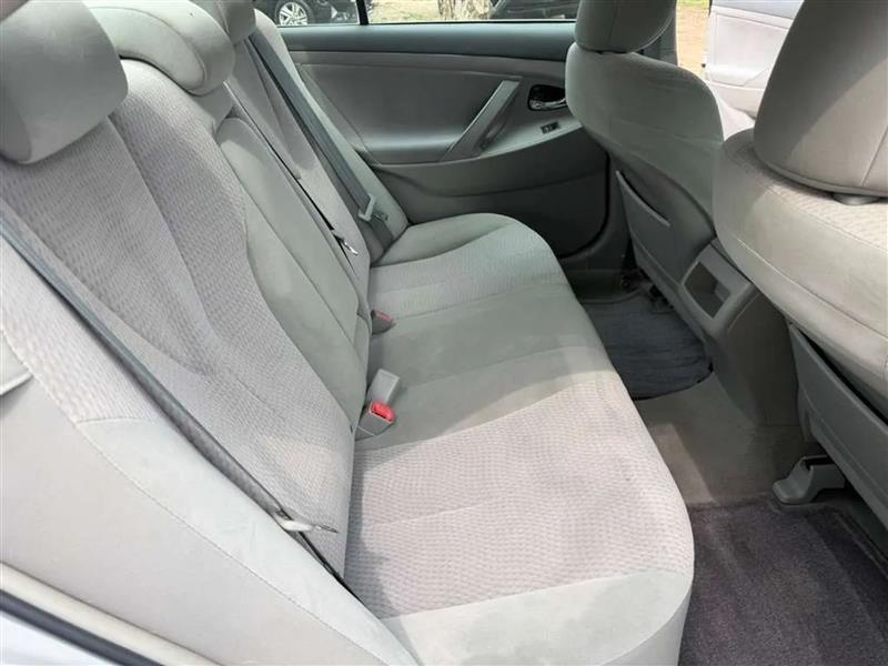 Toyota Camry LE 6-Spd AT 2011