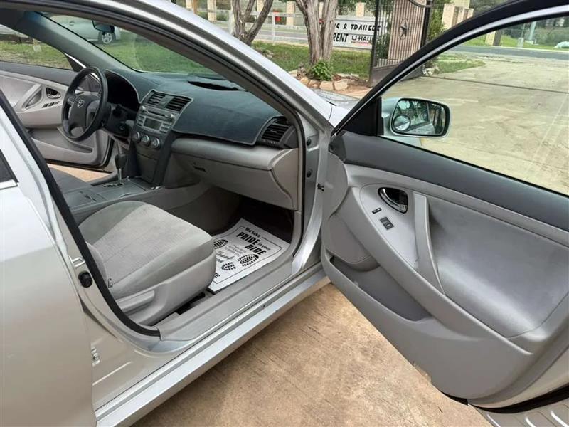 Toyota Camry LE 6-Spd AT 2011